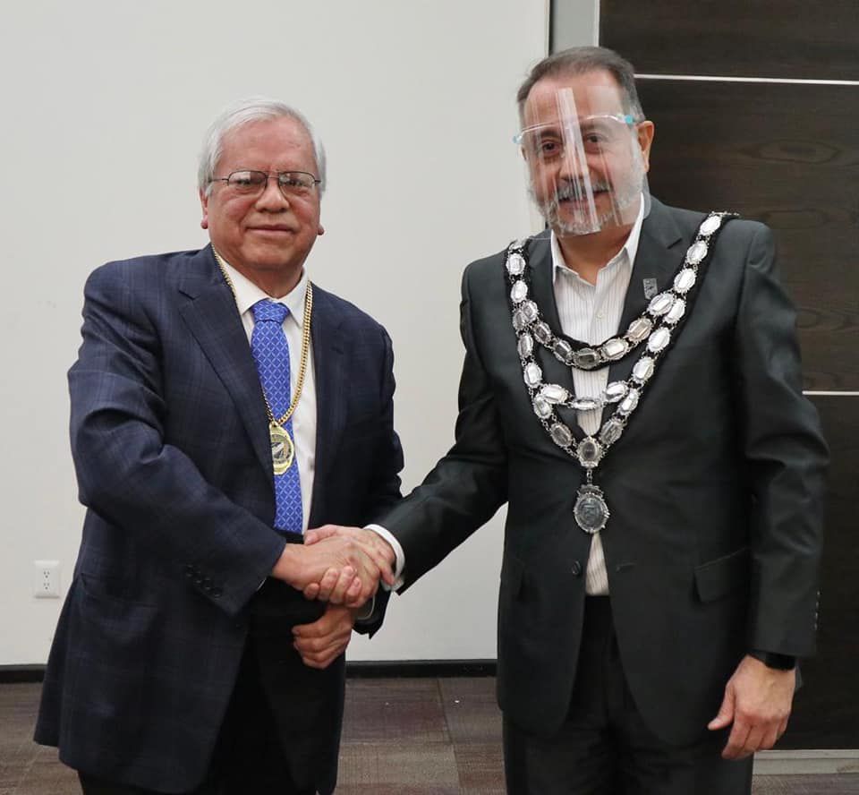 Felipe Mendoza, Presidente saliente, entrega el collar de Presidente al recién nombrado Roberto Echeverría. Felipe Mendoza, Presidente saliente, entrega el collar de Presidente al recién nombrado Roberto Echeverría.