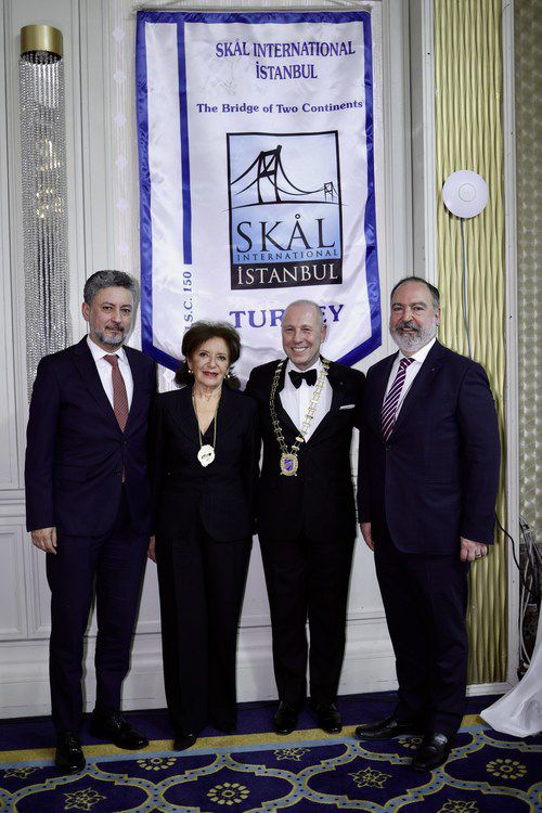 Imagen, de izquierda a derecha Turhan Özen, Hülya Aslantaş, Can Arınel, Mehmet Nane. Imagen, de izquierda a derecha Turhan Özen, Hülya Aslantaş, Can Arınel, Mehmet Nane.